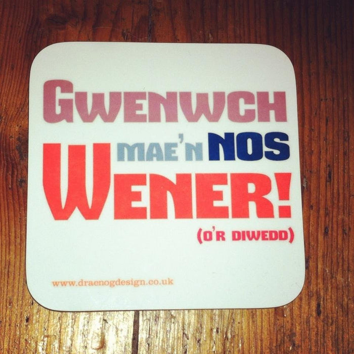 Gwenwch Mae'n Nos Wener! (o'r diwedd!) coaster