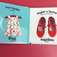 Babi Cyffwrdd a Theimlo: Amser Gwisgo / Baby Touch and Feel: Time to Dress