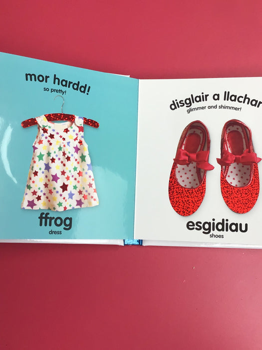 Babi Cyffwrdd a Theimlo: Amser Gwisgo / Baby Touch and Feel: Time to Dress