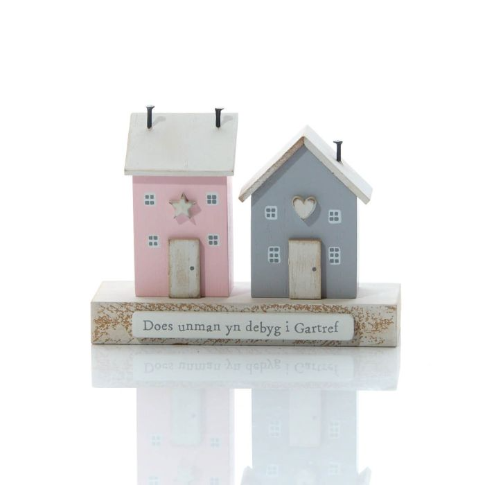 Welsh wooden house block - Does unman yn debyg i gartref