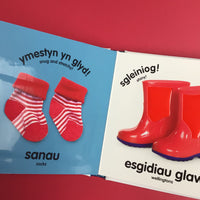 Babi Cyffwrdd a Theimlo: Amser Gwisgo / Baby Touch and Feel: Time to Dress