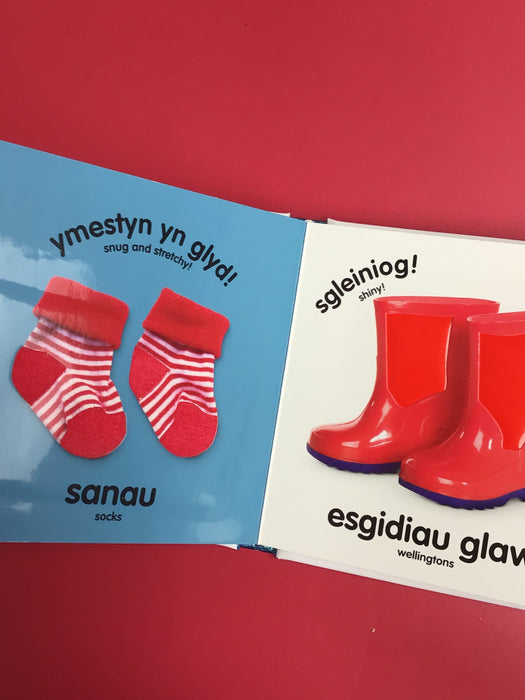 Babi Cyffwrdd a Theimlo: Amser Gwisgo / Baby Touch and Feel: Time to Dress