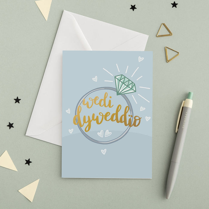 Engagement card 'Wedi dyweddïo'