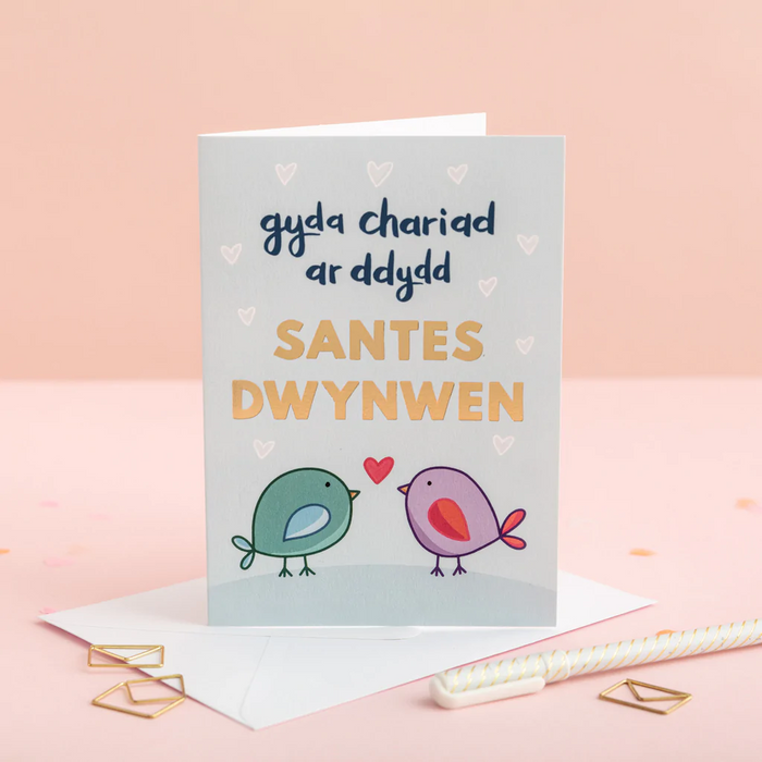 Love card 'Gyda chariad ar ddydd Santes Dwynwen' foil