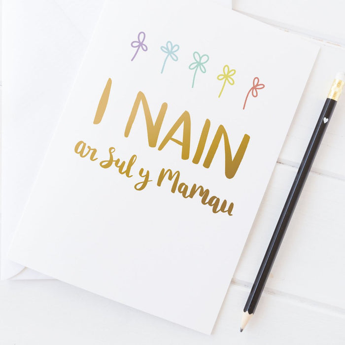Mother's day card 'I Nain ar Sul y Mamau' gold foil
