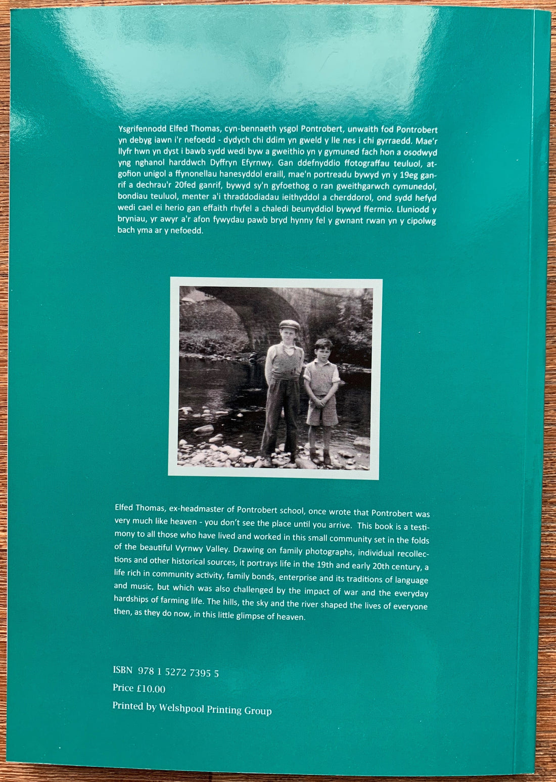 Pontrobert - Hanes ar Gof a Chadw / A History in Pictures and Memories
