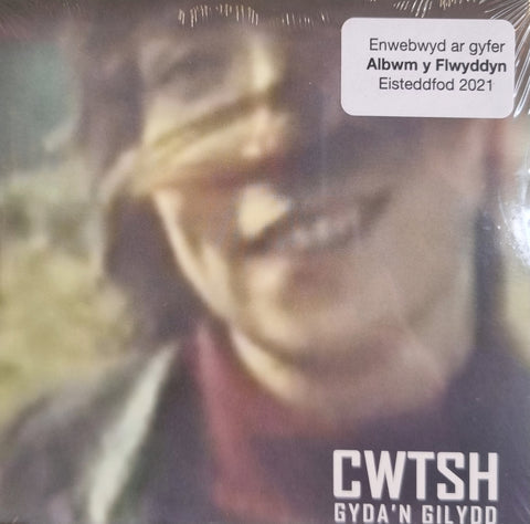 Cwtsh - Gyda&
