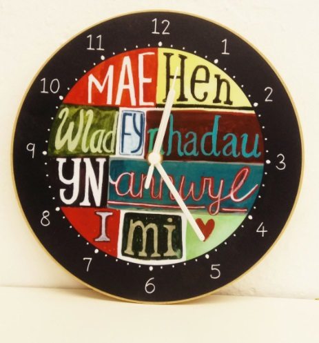 Y Cloc Cymraeg – Mae Hen Wlad
