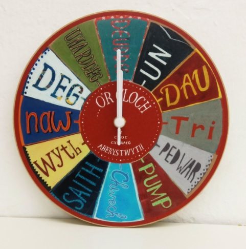 Y Cloc Cymraeg – Red / Coch